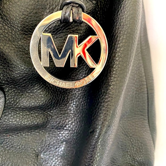 MICHAEL KORS Soft Leather black bucket purse with shoulder strap - Picture 4 of 14